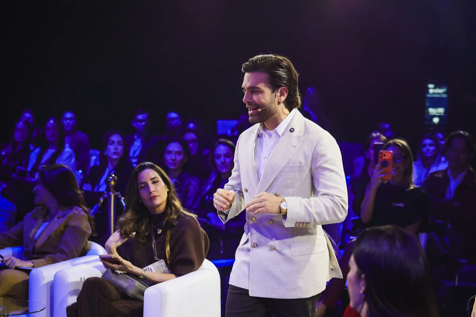 Dr. Matheus Arantes conversando com participantes durante um encontro