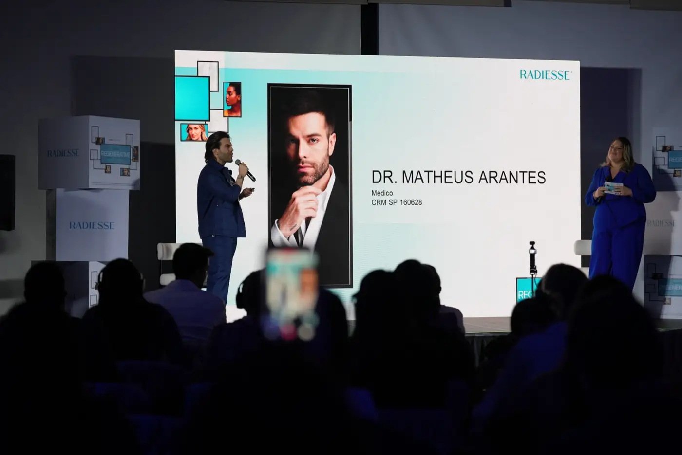 Dr. Matheus Arantes conduzindo uma apresentação para profissionais
